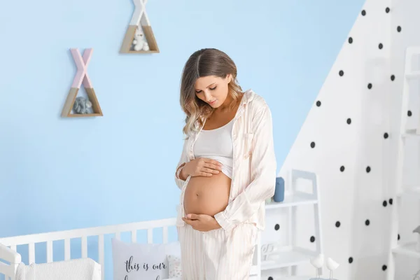 自宅で美しい妊婦 — ストック写真