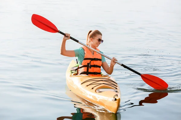 Young Woman Kayaking River — Stock Photo, Image