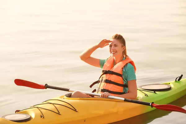 Mujer Joven Kayak Río — Foto de Stock