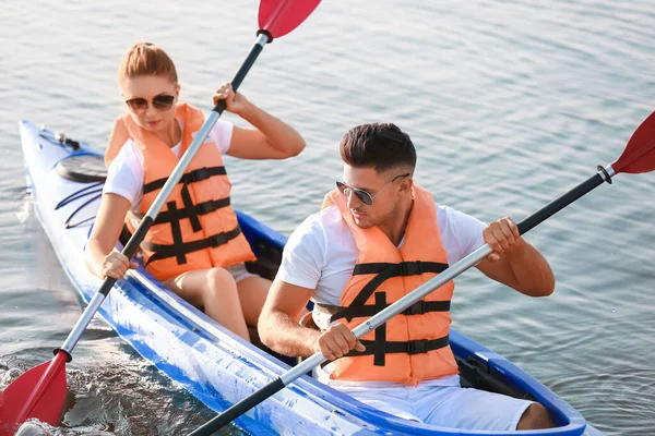 Casal Jovem Caiaque Rio — Fotografia de Stock