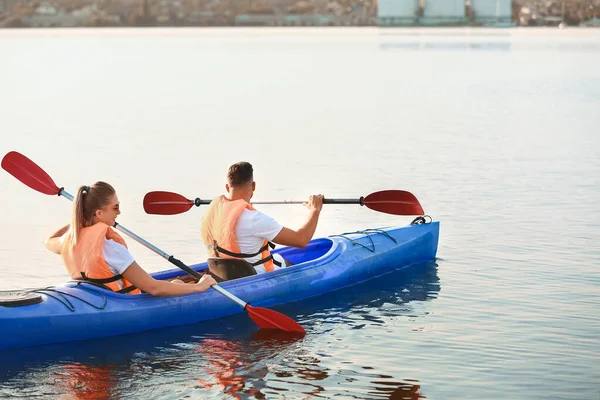 Pareja Joven Kayak Río —  Fotos de Stock