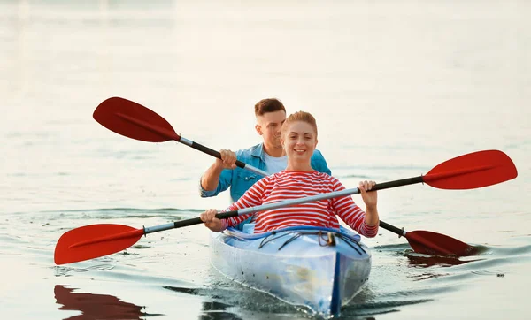 Junges Paar Paddelt Fluss — Stockfoto