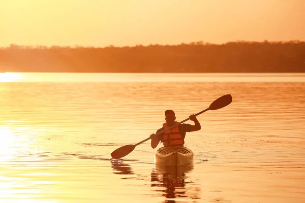 Junger Mann Paddelt Bei Sonnenuntergang Fluss — Stockfoto