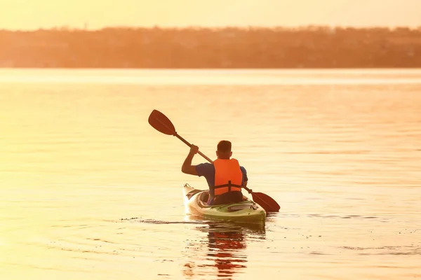 Junger Mann Paddelt Bei Sonnenuntergang Fluss — Stockfoto