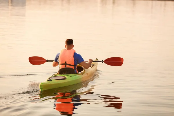 Joven Kayak Río — Foto de Stock