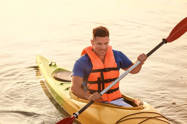 Junger Mann Paddelt Fluss — Stockfoto