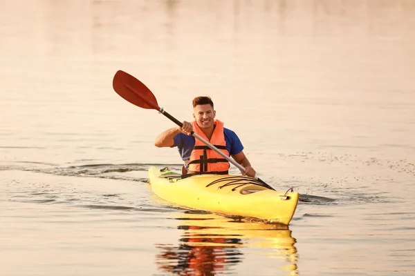 Junger Mann Paddelt Fluss — Stockfoto