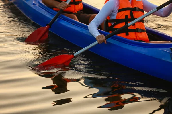 Jeune Couple Kayak Rivière — Photo