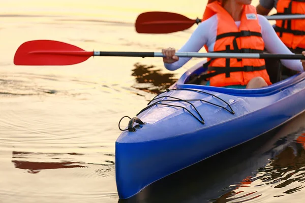 Jeune Couple Kayak Rivière — Photo