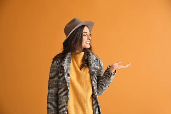 Stijlvolle Jonge Vrouw Herfst Kleding Tonen Iets Kleur Achtergrond — Stockfoto