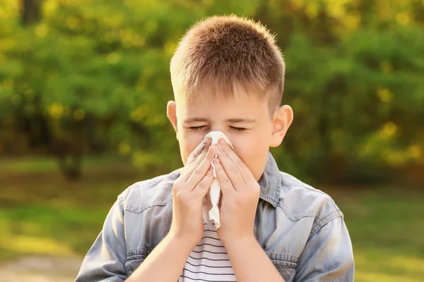 Anak Kecil Yang Menderita Alergi Luar Ruangan — Stok Foto