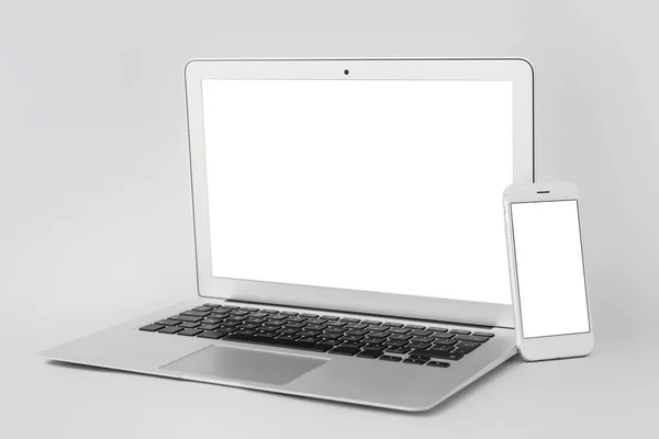 Laptop Moderno Telefone Celular Fundo Cinza — Fotografia de Stock