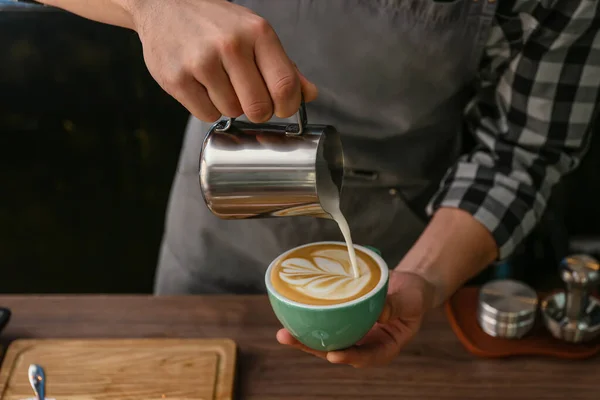 Barista Robi Gorącą Kawę Kawiarni Zbliżenie — Zdjęcie stockowe