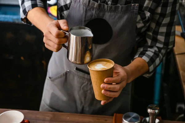 카페에서 뜨거운 커피를 만드는 바리스타 — 스톡 사진