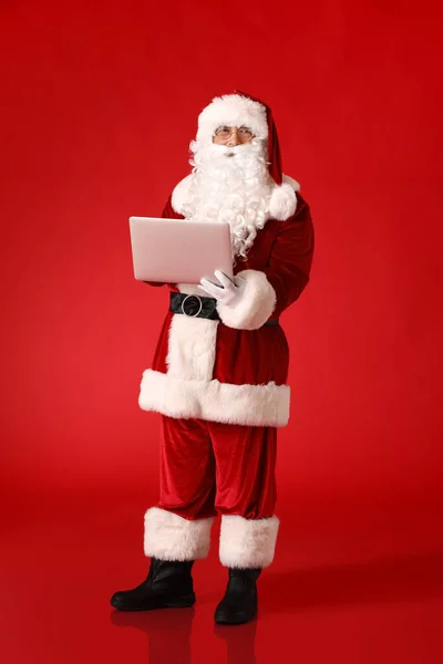 Santa Claus Laptop Color Background — Stock Photo, Image