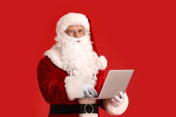 Santa Claus Laptopem Tle Koloru — Zdjęcie stockowe