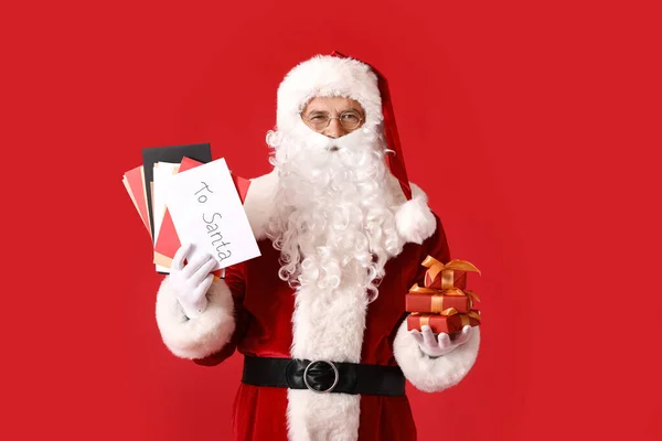 Санта Клаус Письмами Подарками Цветном Фоне — стоковое фото