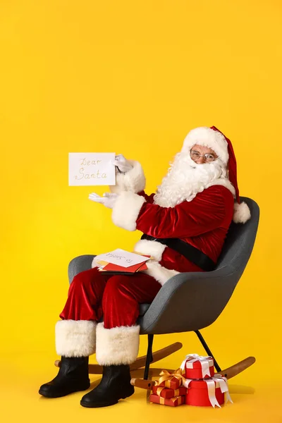 Weihnachtsmann Liest Buchstaben Auf Farbigem Hintergrund — Stockfoto