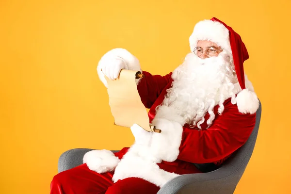 Weihnachtsmann Liest Brief Auf Farbigem Hintergrund — Stockfoto