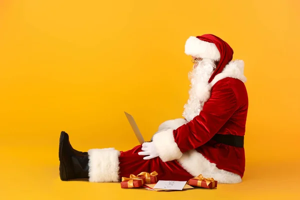 Санта Клаус Ноутбуком Проверяет Электронную Почту Цветном Фоне — стоковое фото