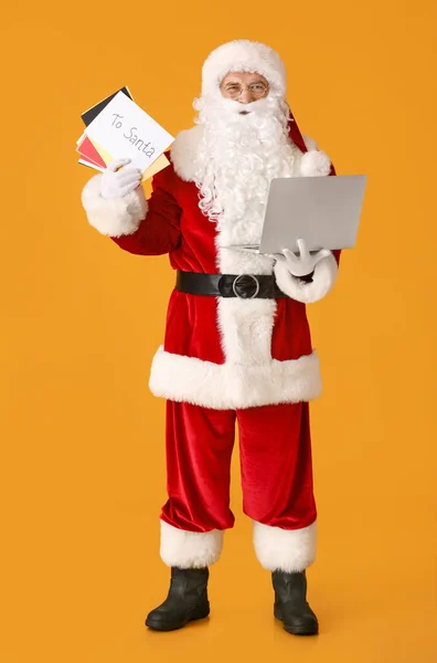 Père Noël Avec Ordinateur Portable Lettres Sur Fond Couleur — Photo