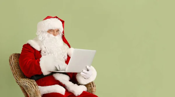 Santa Claus Laptop Color Background — Stock Photo, Image