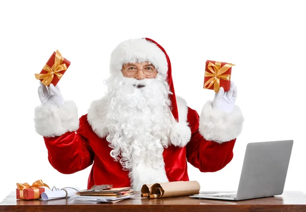 Weihnachtsmann Mit Briefen Geschenken Und Laptop Tisch Auf Weißem Hintergrund — Stockfoto