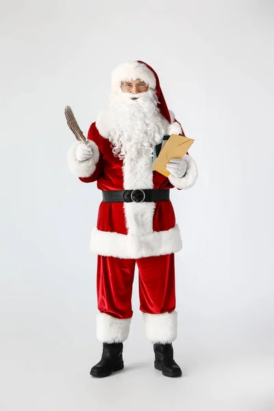 Weihnachtsmann Mit Brief Auf Hellem Hintergrund — Stockfoto