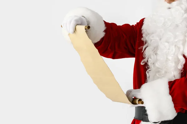 Weihnachtsmann Liest Brief Auf Hellem Hintergrund — Stockfoto