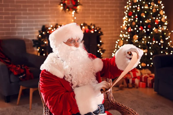 Santa Claus Leyendo Carta Casa Víspera Navidad — Foto de Stock