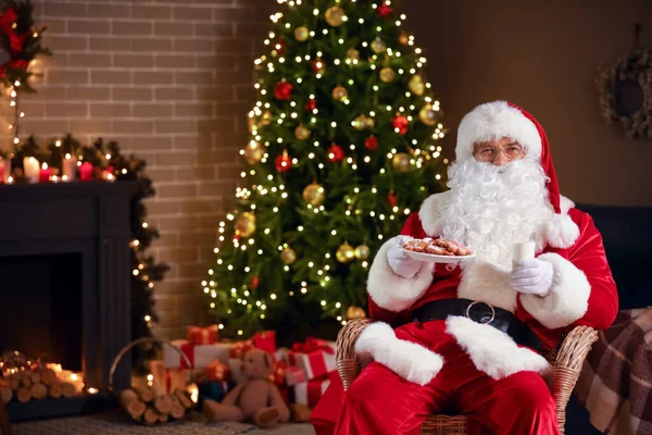 Papai Noel Com Biscoitos Gengibre Leite Casa Véspera Natal — Fotografia de Stock