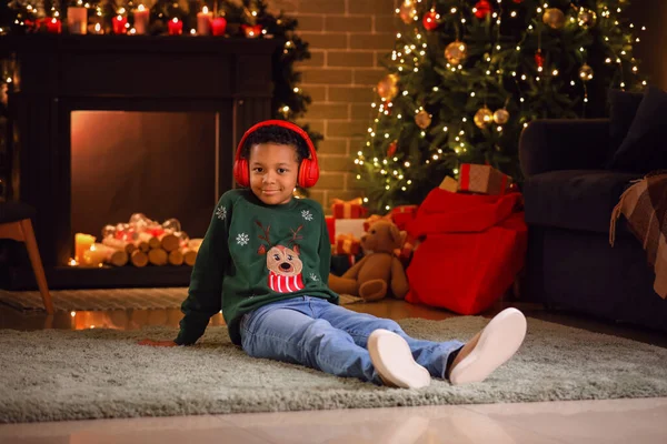 圣诞节前夕 在家里听音乐的非洲裔小男孩 — 图库照片