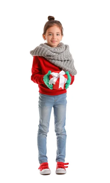 Nettes Mädchen Winterkleidung Und Mit Geschenk Auf Weißem Hintergrund — Stockfoto