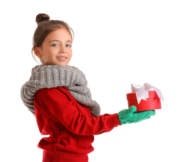 Menina Bonito Roupas Inverno Com Presente Fundo Branco — Fotografia de Stock