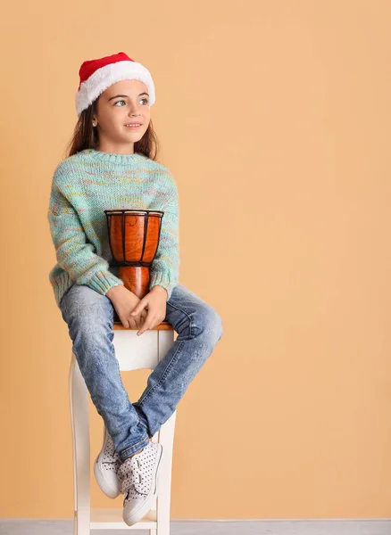 Menina Chapéu Santa Com Tambor Fundo Cor — Fotografia de Stock