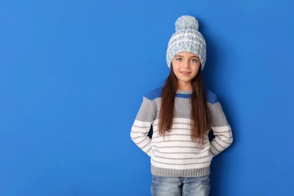 Ragazza Carina Vestiti Invernali Sfondo Colore — Foto Stock