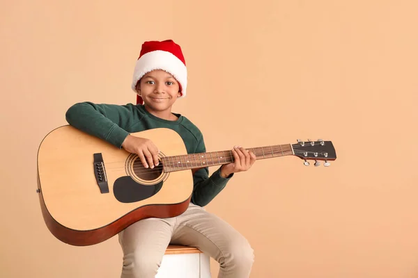 Menino Afro Americano Chapéu Papai Noel Com Guitarra Sobre Fundo — Fotografia de Stock
