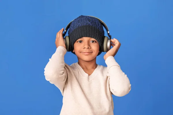 Μικρό Αφροαμερικανό Αγόρι Που Ακούει Μουσική Στο Φόντο Του Χρώματος — Φωτογραφία Αρχείου