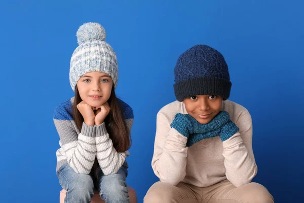 Bambini Svegli Vestiti Invernali Sfondo Colore — Foto Stock