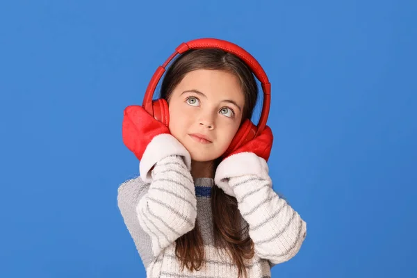 Petite Fille Écoutant Musique Sur Fond Couleur — Photo