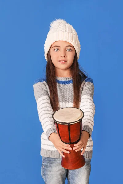 背景に太鼓を持つ女の子 — ストック写真