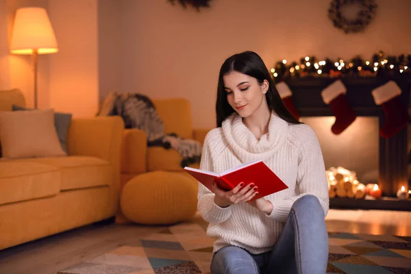 Schöne Junge Frau Liest Heiligabend Hause Buch — Stockfoto