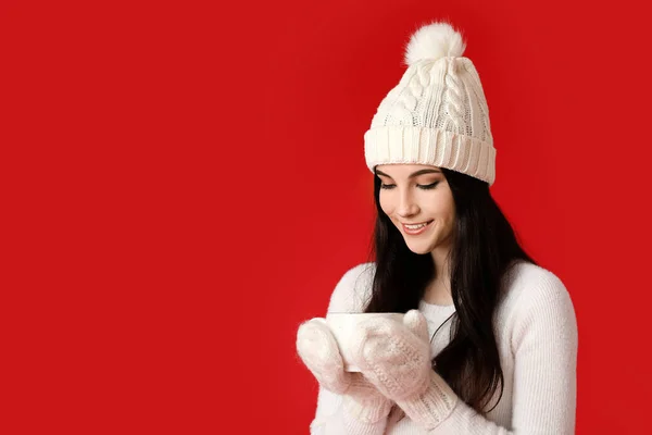 Mooie Jonge Vrouw Winter Kleding Met Hete Thee Kleur Achtergrond — Stockfoto