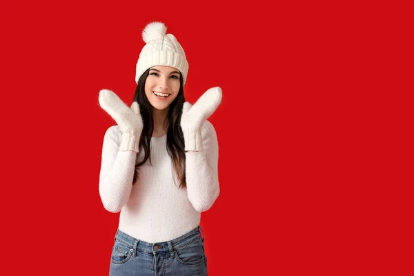 Schöne Junge Frau Winterkleidung Auf Farbigem Hintergrund — Stockfoto