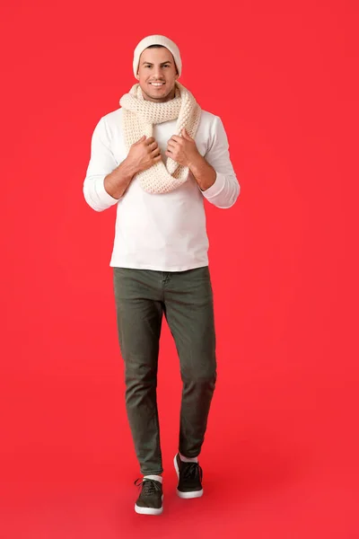 Όμορφος Νεαρός Άνδρας Χειμωνιάτικα Ρούχα Φόντο Χρώματος — Φωτογραφία Αρχείου