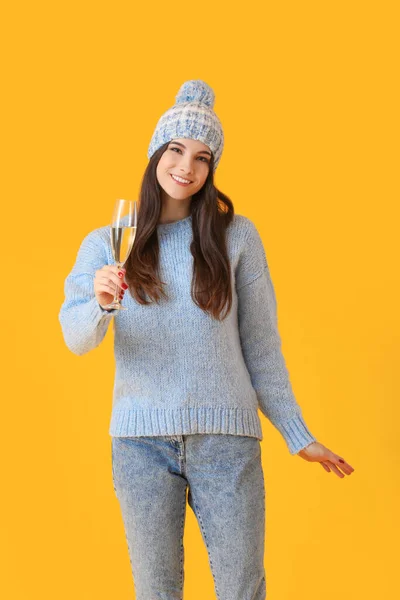 Mooie Jonge Vrouw Winter Kleding Met Champagne Kleur Achtergrond — Stockfoto