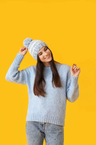Vacker Ung Kvinna Vinter Kläder Färg Bakgrund — Stockfoto