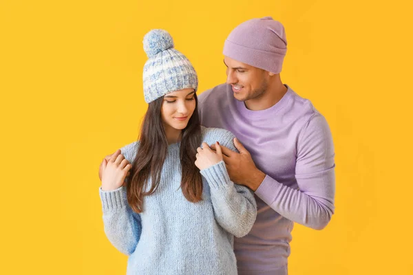 Młoda Para Zimowych Ubraniach Tle Koloru — Zdjęcie stockowe