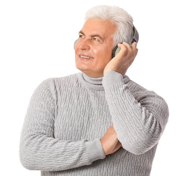 Volwassen Man Luisteren Naar Muziek Witte Achtergrond — Stockfoto