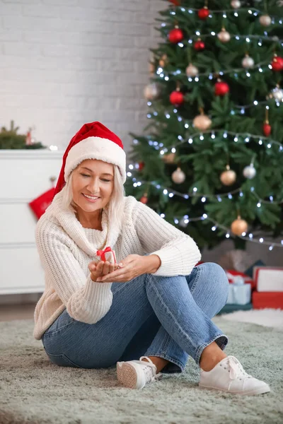 Reife Frau Feiert Weihnachten Hause — Stockfoto